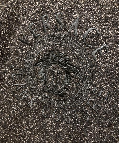 VERSACE（ヴェルサーチェ）VERSACE (ヴェルサーチェ) メデューサ刺繍ロゴハイネックニット ブラック サイズ:Lの古着・服飾アイテム