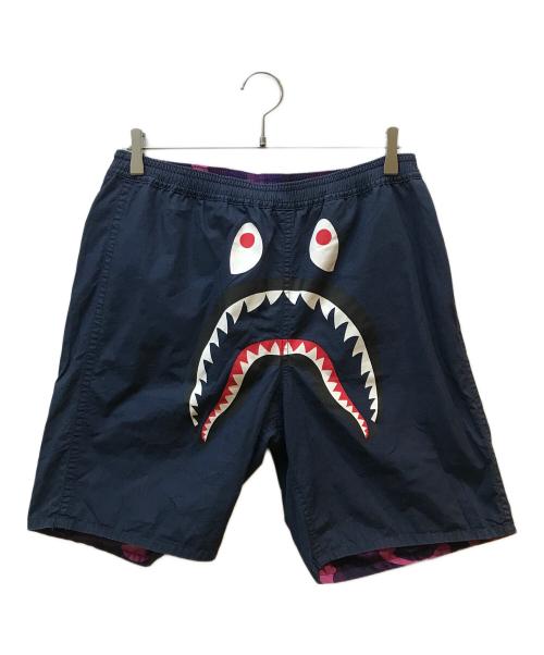 A BATHING APE（ア ベイシング エイプ）A BATHING APE (ア ベイシング エイプ) Camo Shark Reversible Shorts パープル サイズ:Lの古着・服飾アイテム