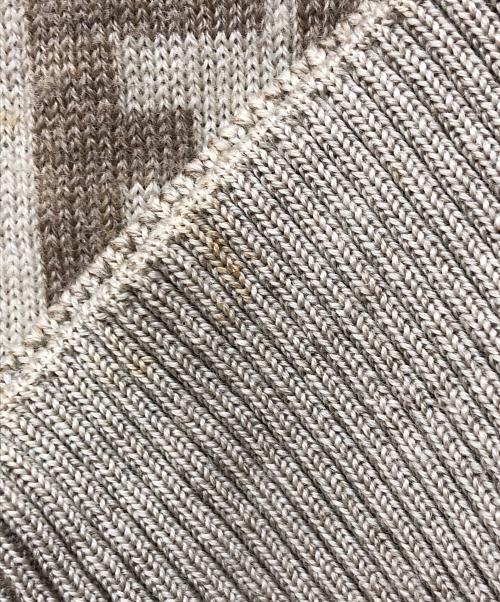 FENDI（フェンディ）FENDI (フェンディ) VIRGIN WOOL ズッカ柄モックネックニット ベージュ サイズ:52の古着・服飾アイテム