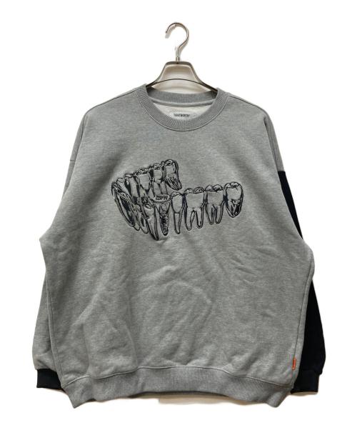 TIGHTBOOTH PRODUCTION（タイトブースプロダクション）TIGHTBOOTH PRODUCTION (タイトブースプロダクション) IMPLANT CREW SWEAT グレー サイズ:Lの古着・服飾アイテム