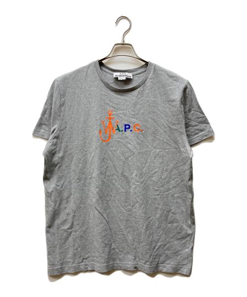 A.P.C.（アーペーセー）A.P.C. (アーペーセー) J.W.ANDERSON (ジェイダブリューアンダーソン) コラボ ロゴプリントTシャツ グレー サイズ:XLの古着・服飾アイテム
