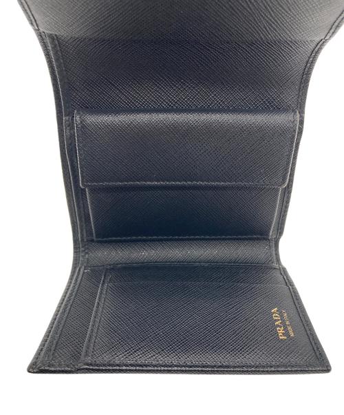 PRADA（プラダ）PRADA (プラダ) サフィアーノ コンパクトウォレット ブラック×ゴールドの古着・服飾アイテム