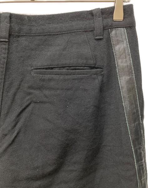 COMME des GARCONS HOMME PLUS（コムデギャルソンオムプリュス）COMME des GARCONS HOMME PLUS (コムデギャルソンオムプリュス) レザー側章ウールパンツ ブラック サイズ:Sの古着・服飾アイテム