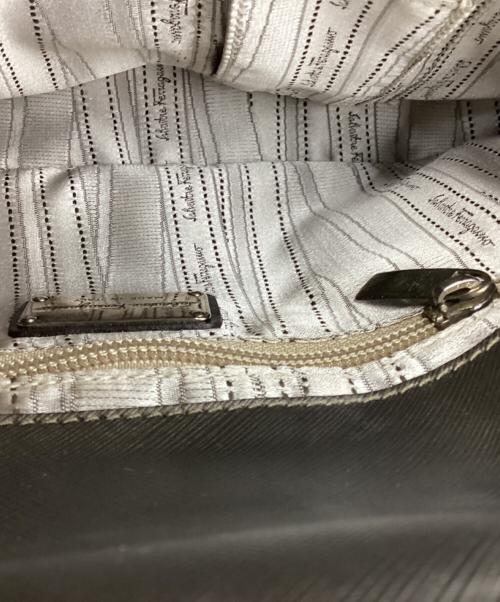 Salvatore Ferragamo（サルヴァトーレ フェラガモ）Salvatore Ferragamo (サルヴァトーレ フェラガモ) ガンチーニターンロック ハンドバッグ グレーの古着・服飾アイテム