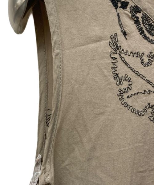 io comme io（イオコムイオ）io comme io (イオコムイオ) 刺繍ノースリーブワンピース ベージュ サイズ:38の古着・服飾アイテム