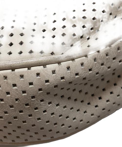 BALLY（バリー）BALLY (バリー) パンチングレザーハーフムーンバッグ アイボリーの古着・服飾アイテム