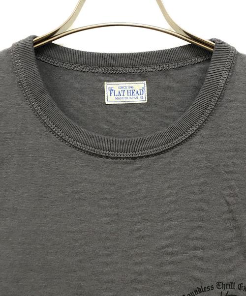 FLAT HEAD（フラット ヘッド）FLAT HEAD (フラット ヘッド) KAMIKAZE プリントTシャツ グレー サイズ:42の古着・服飾アイテム