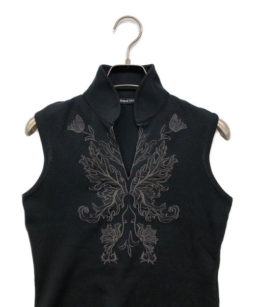 VIVIENNE TAM（ヴィヴィアンタム）VIVIENNE TAM (ヴィヴィアンタム) 刺繍デザインノースリーブカットソー ブラックの古着・服飾アイテム