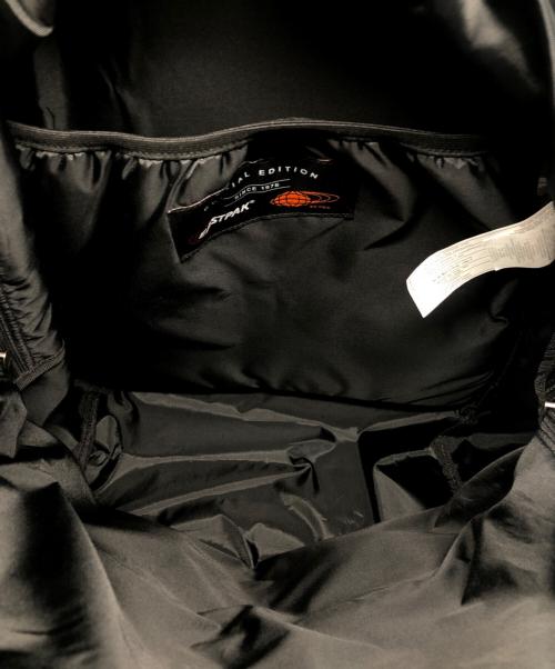 EASTPAK（イーストパック）EASTPAK (イーストパック) BEAMS (ビームス) 別注 Padded Pak'r XL 6Pocketパデッドパッカー エックスエル シックスポケット ブラックの古着・服飾アイテム