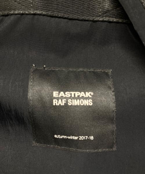 EASTPAK（イーストパック）EASTPAK (イーストパック) RAF SIMONS (ラフシモンズ) Flat Topload Backpack ブラックの古着・服飾アイテム