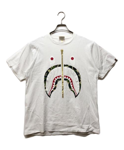 A BATHING APE（アベイシングエイプ）A BATHING APE (アベイシングエイプ) シャークTシャツ ホワイト サイズ:Mの古着・服飾アイテム