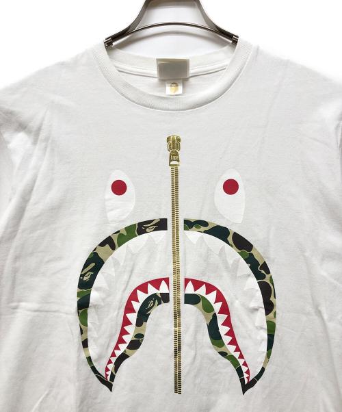 A BATHING APE（アベイシングエイプ）A BATHING APE (アベイシングエイプ) シャークTシャツ ホワイト サイズ:Mの古着・服飾アイテム