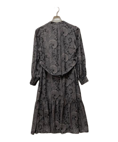 23区（ニジュウサンク）23区 (ニジュウサンク) 【洗える】Rattiペイズリープリント ティアード ワンピース グレー サイズ:38の古着・服飾アイテム