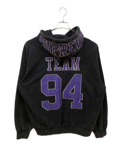 SUPREME（シュプリーム）Supreme (シュプリーム) 25SS Team 94 Hooded Sweatshirt(フーディースウェットシャツ) ブラック×パープル サイズ:ＸＬの古着・服飾アイテム