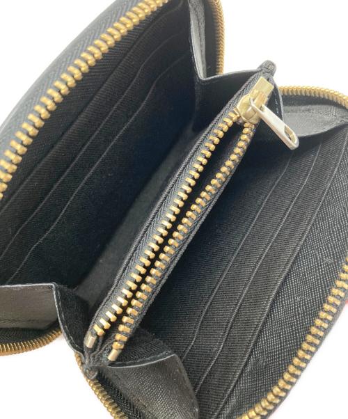 A.P.C.（アーペーセー）A.P.C. (アーペーセー) ブラックエンボス レザーハーフムーンウォレット ブラック×ゴールドの古着・服飾アイテム