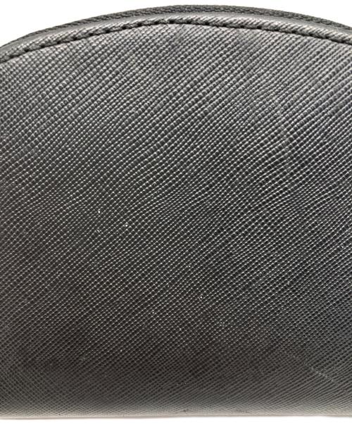 A.P.C.（アーペーセー）A.P.C. (アーペーセー) ブラックエンボス レザーハーフムーンウォレット ブラック×ゴールドの古着・服飾アイテム