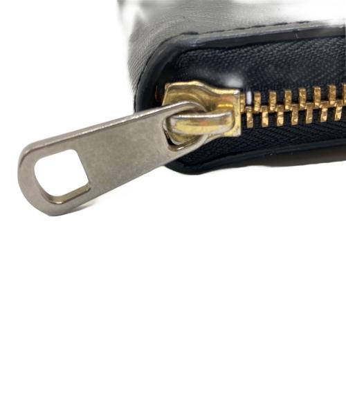 A.P.C.（アーペーセー）A.P.C. (アーペーセー) ブラックエンボス レザーハーフムーンウォレット ブラック×ゴールドの古着・服飾アイテム