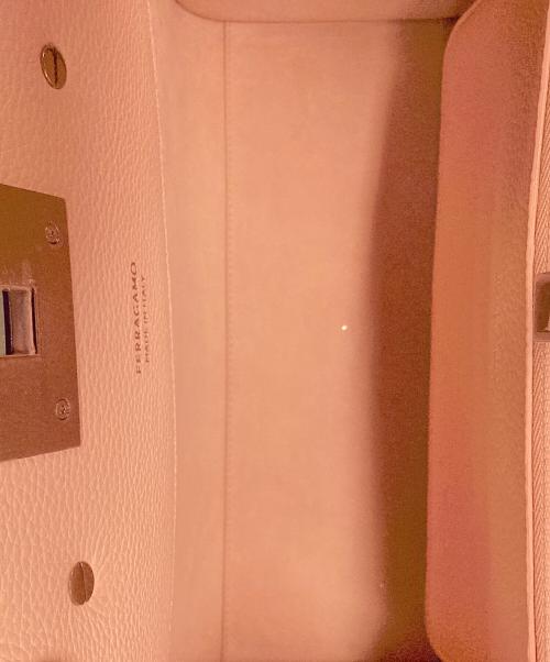 Ferragamo（フェラガモ）Ferragamo (フェラガモ) Studio Soft bag (M)スタジオソフトバッグ ピンクの古着・服飾アイテム