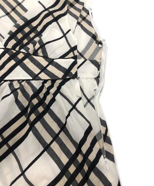 BURBERRY BLUE LABEL（バーバリー ブルー レーベル）BURBERRY BLUE LABEL (バーバリー ブルー レーベル) リネン混ノバチェックノースリーブミニワンピース ホワイト×ブラック サイズ:36の古着・服飾アイテム