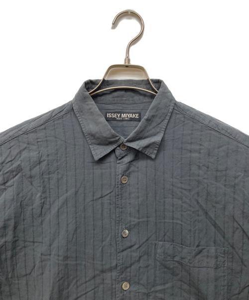 ISSEY MIYAKE（イッセイミヤケ）ISSEY MIYAKE (イッセイミヤケ) 半袖ストライプコットンシャツ グレー サイズ:3の古着・服飾アイテム