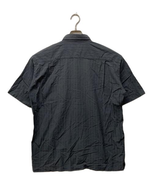 ISSEY MIYAKE（イッセイミヤケ）ISSEY MIYAKE (イッセイミヤケ) 半袖ストライプコットンシャツ グレー サイズ:3の古着・服飾アイテム