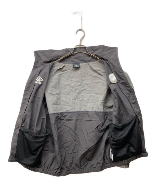 UMBRO（アンブロ）UMBRO (アンブロ) 9090 (9090) City Logo Nylon Jacket グレー サイズ:Lの古着・服飾アイテム
