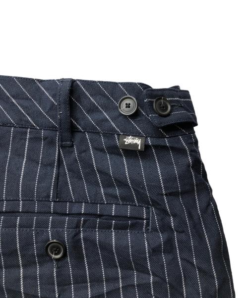 stussy（ステューシー）stussy (ステューシー) VOLUME PLEATED SHORT WRINKLED STRIPE ネイビー サイズ:32の古着・服飾アイテム