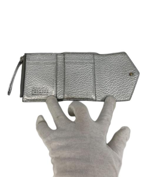 Maison Margiela（メゾンマルジェラ）Maison Margiela (メゾンマルジェラ) 3つ折り財布 シルバーの古着・服飾アイテム