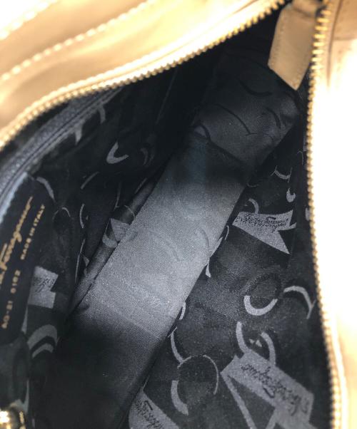 Salvatore Ferragamo（サルヴァトーレ フェラガモ）Salvatore Ferragamo (サルヴァトーレ フェラガモ) ガンチーニストラップショルダーバッグ ベージュの古着・服飾アイテム