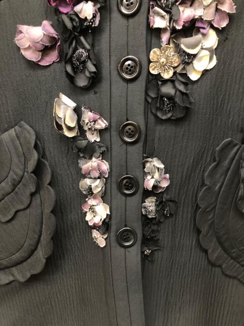 MIU MIU（ミュウミュウ）MIU MIU (ミュウミュウ) 10AW フラワーモチーフコート ブラック サイズ:40の古着・服飾アイテム