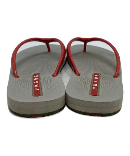 PRADA（プラダ）PRADA (プラダ) ロゴプレートビーチサンダル レッド×グレー サイズ:サイズ不明の古着・服飾アイテム