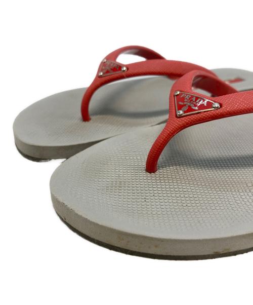 PRADA（プラダ）PRADA (プラダ) ロゴプレートビーチサンダル レッド×グレー サイズ:サイズ不明の古着・服飾アイテム