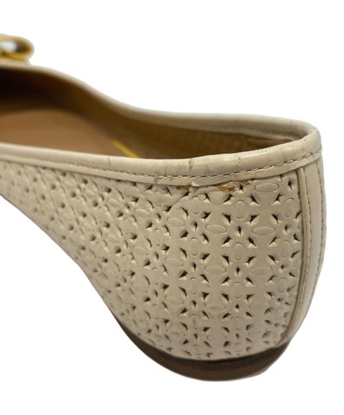 Salvatore Ferragamo（サルヴァトーレ フェラガモ）Salvatore Ferragamo (サルヴァトーレ フェラガモ) ヴァラリボンパンプス アイボリー サイズ:6の古着・服飾アイテム