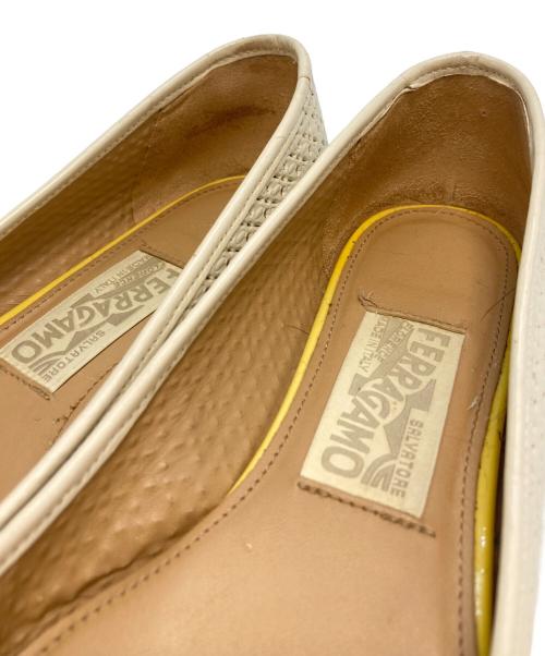 Salvatore Ferragamo（サルヴァトーレ フェラガモ）Salvatore Ferragamo (サルヴァトーレ フェラガモ) ヴァラリボンパンプス アイボリー サイズ:6の古着・服飾アイテム