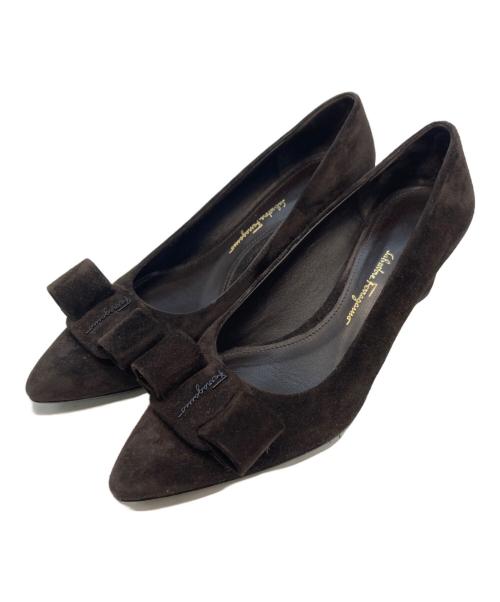 Salvatore Ferragamo（サルヴァトーレ フェラガモ）Salvatore Ferragamo (サルヴァトーレ フェラガモ) ヴァラリボンポインテッドパンプス ブラウン サイズ:61/2の古着・服飾アイテム