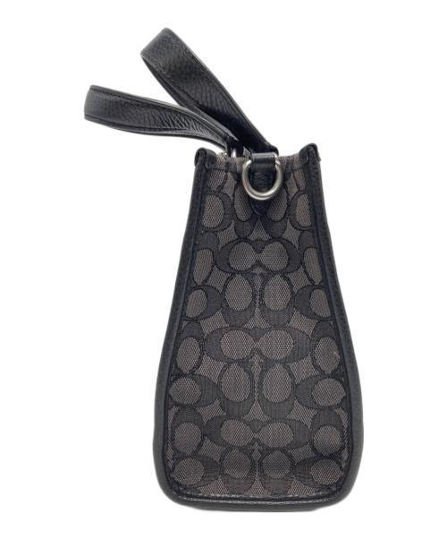 COACH（コーチ）COACH (コーチ) デンプシー トート 22 シグネチャー ジャカード ウィズ ストライプ アンド コーチ パッチ グレーの古着・服飾アイテム