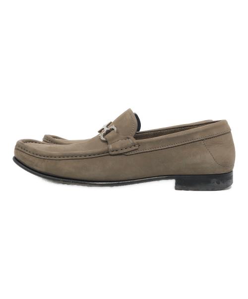 Salvatore Ferragamo（サルヴァトーレ フェラガモ）Salvatore Ferragamo (サルヴァトーレ フェラガモ) ビットヌバックローファー ベージュ サイズ: 7 1/2の古着・服飾アイテム