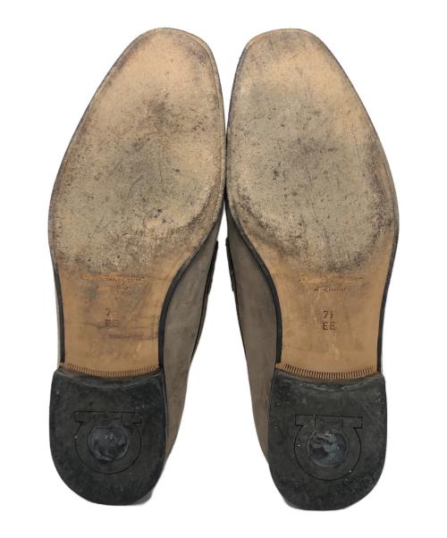 Salvatore Ferragamo（サルヴァトーレ フェラガモ）Salvatore Ferragamo (サルヴァトーレ フェラガモ) ビットヌバックローファー ベージュ サイズ: 7 1/2の古着・服飾アイテム