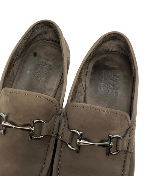 Salvatore Ferragamo（サルヴァトーレ フェラガモ）Salvatore Ferragamo (サルヴァトーレ フェラガモ) ビットヌバックローファー ベージュ サイズ: 7 1/2の古着・服飾アイテム