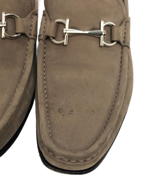 Salvatore Ferragamo（サルヴァトーレ フェラガモ）Salvatore Ferragamo (サルヴァトーレ フェラガモ) ビットヌバックローファー ベージュ サイズ: 7 1/2の古着・服飾アイテム