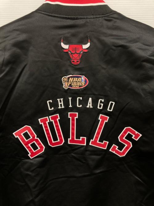 MITCHELL & NESS（ミッチェルアンドネス）MITCHELL & NESS (ミッチェルアンドネス) CHICAGO BULLS スタジャン ブラック×レッド サイズ:XLの古着・服飾アイテム