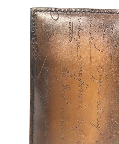 Berluti（ベルルッティ）Berluti (ベルルッティ) カリグラフィ レザー ラウンドジップウォレット ブラウンの古着・服飾アイテム