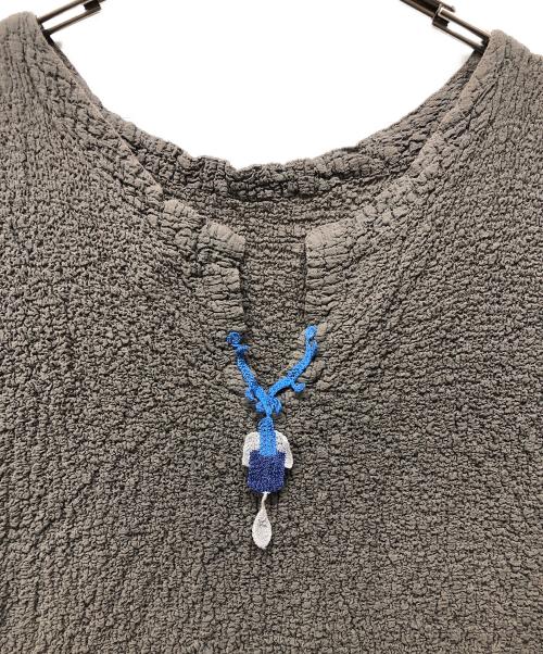 me ISSEY MIYAKE（ミーイッセイ ミヤケ）me ISSEY MIYAKE (ミーイッセイ ミヤケ) 刺繍デザイン ノースリーブワンピース グレー サイズ:記載無し（実寸サイズをご確認ください）の古着・服飾アイテム