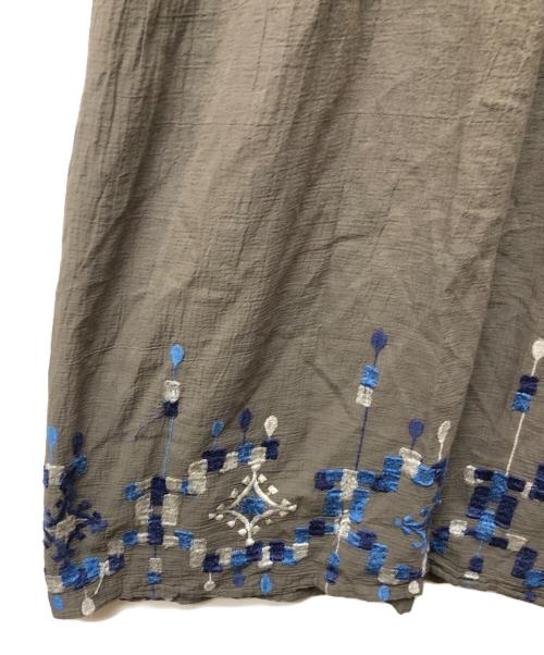 me ISSEY MIYAKE（ミーイッセイ ミヤケ）me ISSEY MIYAKE (ミーイッセイ ミヤケ) 刺繍デザイン ノースリーブワンピース グレー サイズ:記載無し（実寸サイズをご確認ください）の古着・服飾アイテム