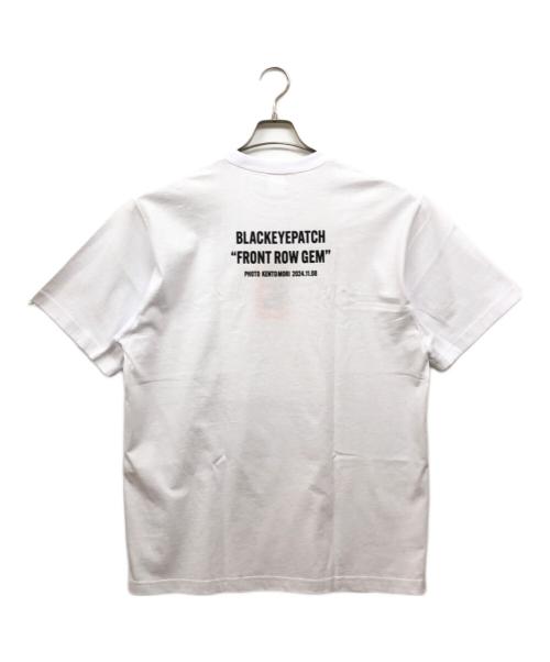 BlackEyePatch（ブラックアイパッチ）BlackEyePatch (ブラックアイパッチ) FRONT ROW GEM PHOTO TEE ホワイト サイズ:Lの古着・服飾アイテム