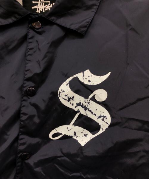 stussy（ステューシー）stussy (ステューシー) ロゴプリントコーチジャケット ネイビー サイズ:Mの古着・服飾アイテム