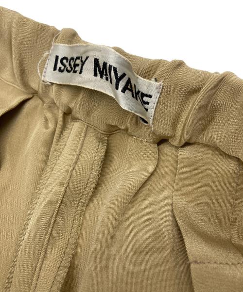 ISSEY MIYAKE（イッセイミヤケ）ISSEY MIYAKE (イッセイミヤケ) サテンパンツ ベージュ サイズ:Mの古着・服飾アイテム