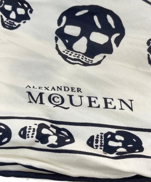 ALEXANDER McQUEEN（アレキサンダーマックイーン）ALEXANDER McQUEEN (アレキサンダーマックイーン) スカル柄シルクスカーフ ホワイトの古着・服飾アイテム