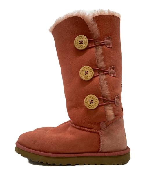 UGG（アグ）UGG (アグ) ベイリーボタン トリプレットブーツ ピンク サイズ:24の古着・服飾アイテム