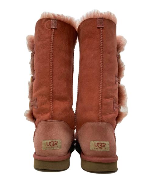 UGG（アグ）UGG (アグ) ベイリーボタン トリプレットブーツ ピンク サイズ:24の古着・服飾アイテム